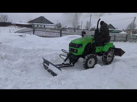 Видео: Уборка снега с отвалом на минитракторе Рустрак Р-18