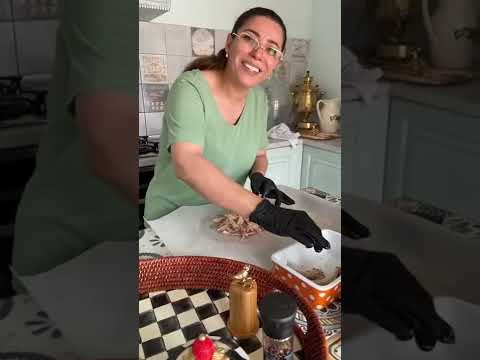 Видео: Азербайджанская кухня.  Чыхыртма из копчёной рыбы. Hissə verilmiş balığ çıxırtması.