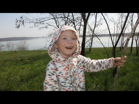 Видео: Детская кофта на пуговицах с капюшоном спицами. (Часть 1)