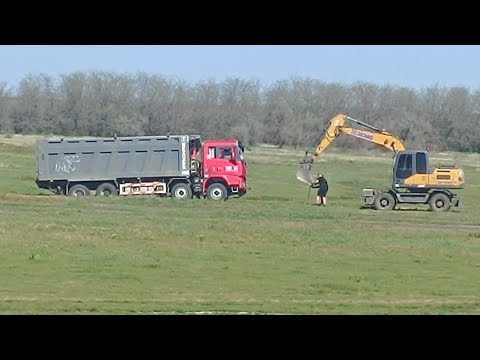 Видео: Командировка! Мелитополь кладём , ложим стелим ! Асфальт! Застрял в поле