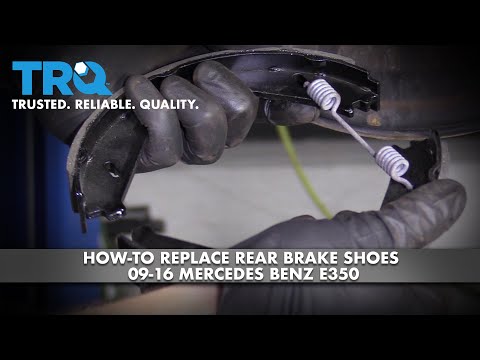 Видео: Как заменить задние тормозные колодки на Mercedes-Benz E350 09-16 годов