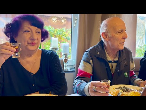 Видео: Как мы отметили мой день рождения | Запекаем жаркое в дровяной ПИЦЦА ПЕЧКЕ | 🥳Элина  