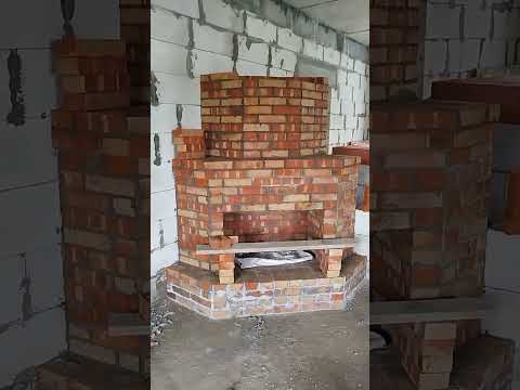 Видео: Угловой камин из кирпича в доме