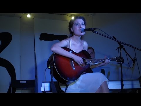 Видео: Вера Сухомлин - Я здесь