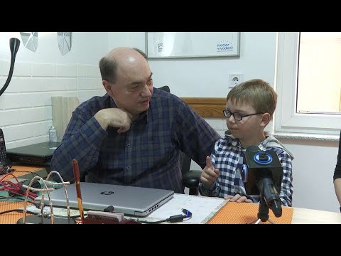 Видео: Како е да се биде генијалец меѓу врсниците, 7-годишниот Македон решава задачи за средношколци