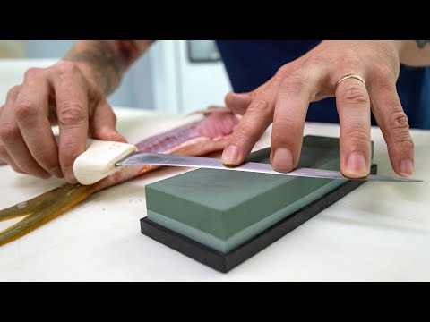 Видео: Как рыбный рынок точит ножи