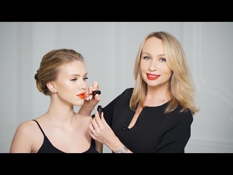 Видео: Эффектный макияж с яркими губами с виниловым эффектом.