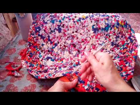 Видео: 28 мая 2021 г. Краткий МК по плетению коврика из ненужных вещей.