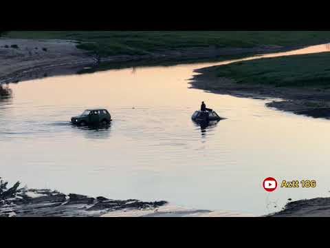 Видео: Вытащили Ниву / Niva 4x4 got stuck in the middle of the river #russia #сургут#нива4х4 