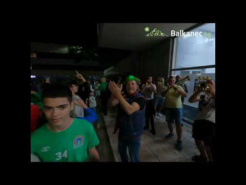 Видео: Шампионско празненство в центъра на Ботевград с пищна заря!