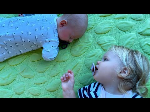 Видео: Наоми и Дэвид  - целый день малышей вместе!