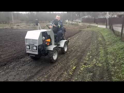 Видео: Вспашка огорода на зиму самодельным минитрактором