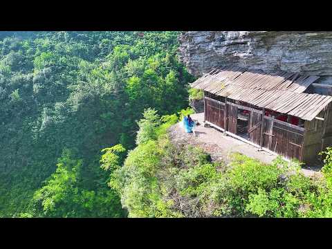 Видео: В горах Гуйчжоу был найден деревянный дом, построенный на скале. Это так страшно.