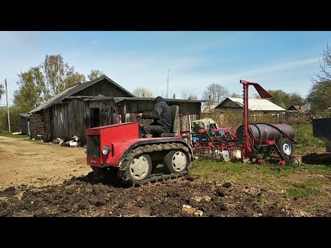 Видео: Гусеничный минитрактор пашет , культивирует, сажает картошку.