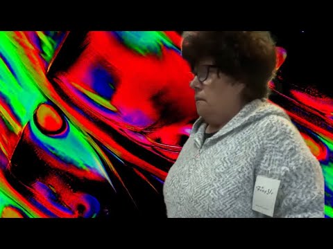 Видео: Не можем Найти Сестре обувь.Зато купили кофту.  А местечко классное. #влог #чехия #обувь 