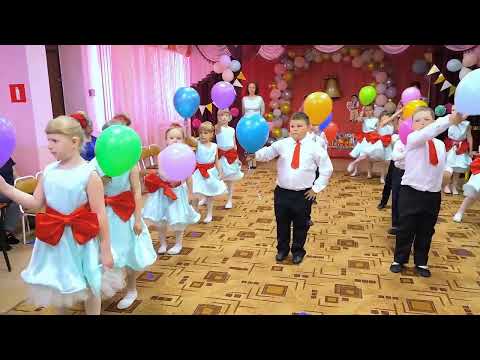 Видео: Вход на выпускной праздник: "Классная компания"