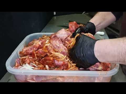 Видео: Шашлык на 8-ое марта. Шея свиная и куриние крылья. Маринад. Пошаговая инструкция.