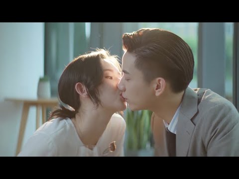 Видео: Синдерелла переместилась и поцеловала генерального директора, который стал смелым и поцеловал снова