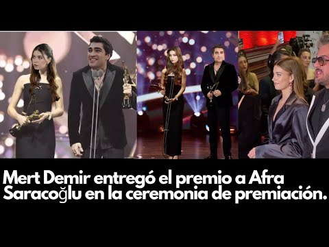 Видео: На церемонии награждения Мерт Демир вручил награду Афре Сараджоглу.