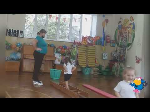 Видео: "СМІШАРИКИ В ГОСТЯХ У ДІТЕЙ" - фізкультурне заняття для дітей середнього дошкільного віку