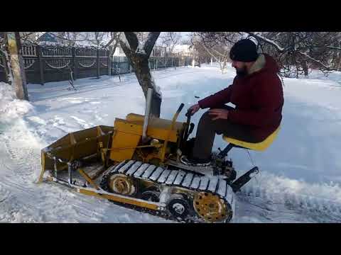 Видео: Самодельный минитрактор чистит снег. Мини Т 130. Hand made mini dozzer.