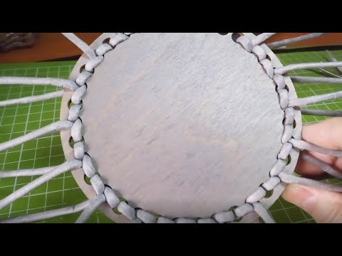 Видео: Еще один вариант оплетания фанерного дна газетными трубочками