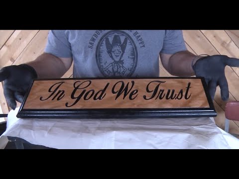 Видео: #511 Вырезанная от руки табличка «Мы верим в Бога»
