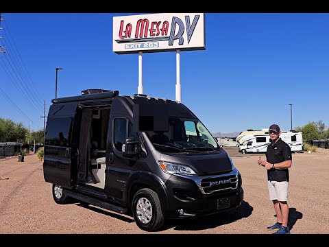 Видео: ЛУЧШИЙ кемпер класса люкс для начинающих? Entegra ARC 18C Rear Bath 2025 года, шасси RAM 1500 3,6...