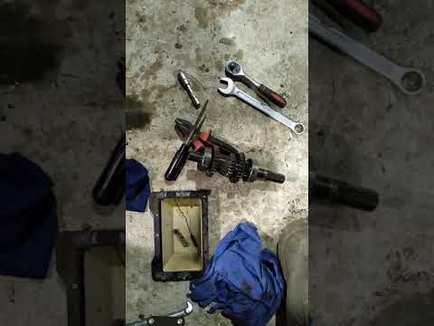 Видео: Демонтаж блок шестерни реверса агро ч.2