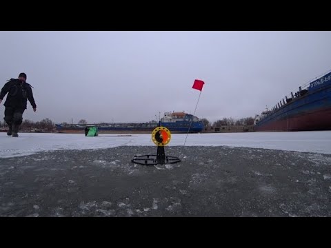 Видео: САМ НЕ ПОВЕРИЛ !!! ТОННЫ РЫБЫ СОБРАЛИСЬ ПОД КОРАБЛЯМИ И НАЧАЛИ ЖОР  !!! ЗИМНЯЯ РЫБАЛКА МЕЧТЫ!