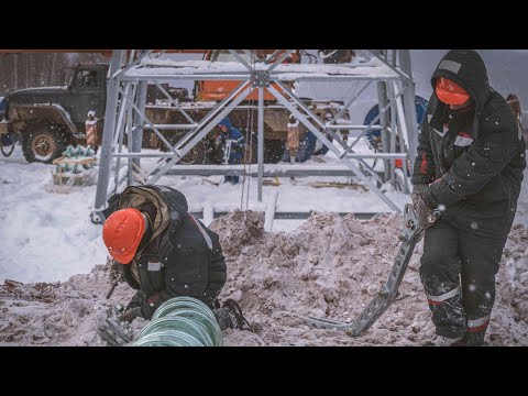 Видео: Подъем и закрепление натяжных гирлянд изоляторов на анкерно-угловой опоре У500н-1.С8