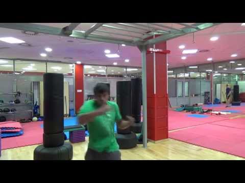 Видео: Техника нанесения боковых ударов в боксе - упражнения