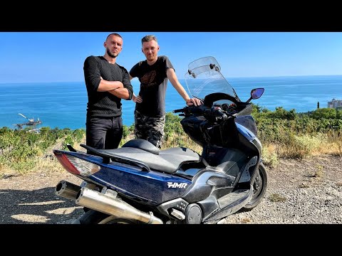 Видео: Yamaha T-MAX 500 - СПОРТБАЙК среди макси-скутеров! Обзор и розыгрыш скутера Евгения Матвеева