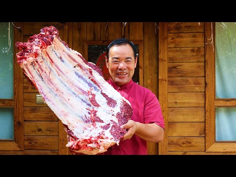 Видео: Большой любитель говядины, приготовленной с томатом и соусом, оригинальный сельский гурман