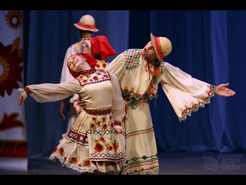 Видео: Румынский танец, анс. "Счастливое детство". Romanian dance, ans. "Happy childhood".