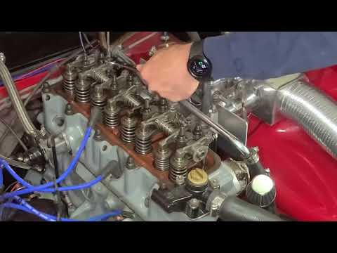 Видео: Регулировка зазора клапанов на MGB 1800 1977 года — правило девятки