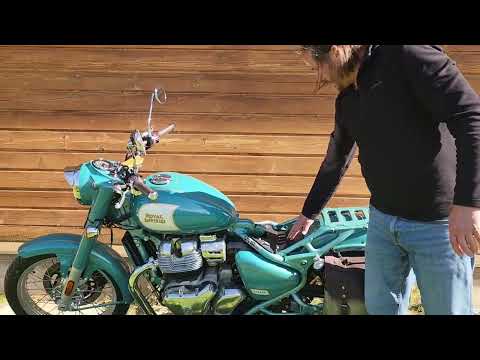 Видео: Снятие седла пассажира на Royal Enfield Classic 650