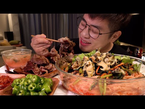 Видео: SUB_Это еда, которую едят летом с бибимгуксу Мукбанг. Ешьте с свиным животом