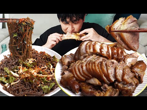 Видео: Вкусные свиные ножки! MUKBANG REALSOUND ASMR ЕДИНСТВЕННОЕ ШОУ