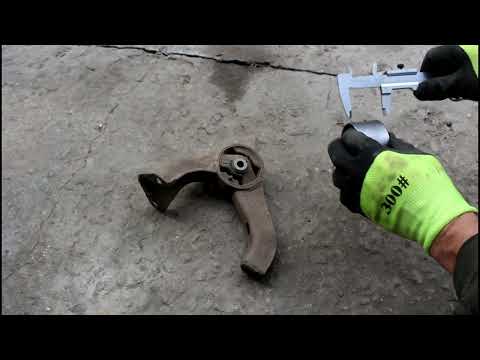 Видео: Порвалась подушка задней опоры двигателя замена катриджа на Mitsubishi ASX Мицубиси АСХ 1,8 2013 год