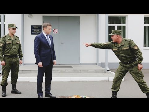Видео: Над отцом солдата издевались на КПП, пока он не достал телефон...