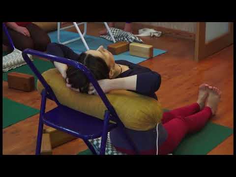 Видео: Прогиб сидя со стулом