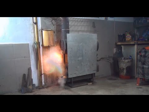 Видео: Бахнули 5 баллончиков в печке. Быстрая чистка буржуйки
