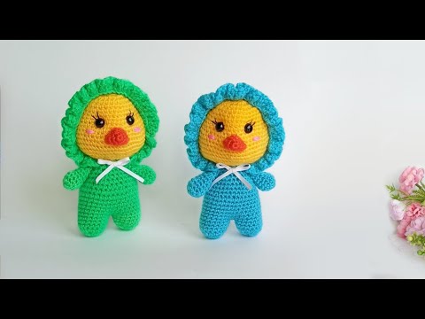 Видео: Очаровательно💚💛Веселый цыпленок в  комбинезоне крючком / Птичка амигуруми