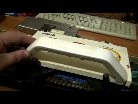 Видео: Вязальная машина Нева-8 (Ладога-1). 1. Установка и подготовка к вязанию.