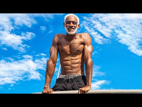 Видео: Дед 65 лет на турнике. Это надо видеть!