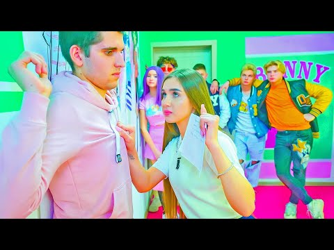 Видео: ДИАНА УРЫЛА СУМАСШЕДШЕГО ФАНАТА!! ЧТО ЧЕРЛИДЕРШИ И БАСКЕТБОЛИСТЫ НАШЛИ В РЮКЗАКЕ ЭТОГО КРЕЙЗИ ПАРНЯ?