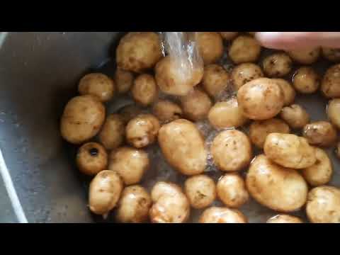 Видео: Запекаю фаршированные куриные бедра.