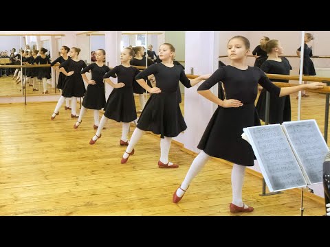 Видео: Открытый урок по Народному танцу (станок) / Группа Младший 2