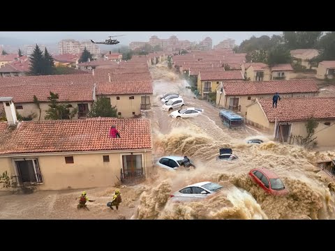 Видео: Массовая эвакуация в Болгарии! Внезапное Наводнение Унесло Курорт Елените в Море, Люди Оказались....